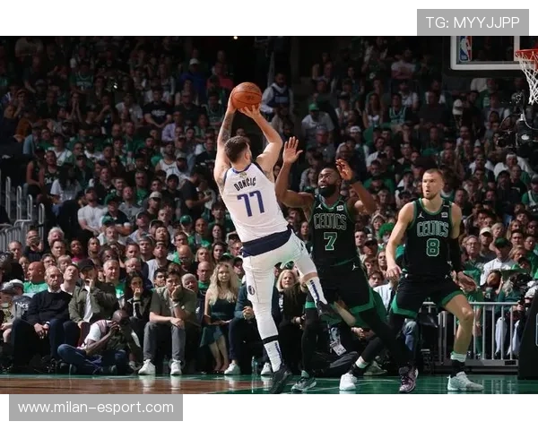 东契奇转身晃开对手轻松上篮,独行侠再添两分